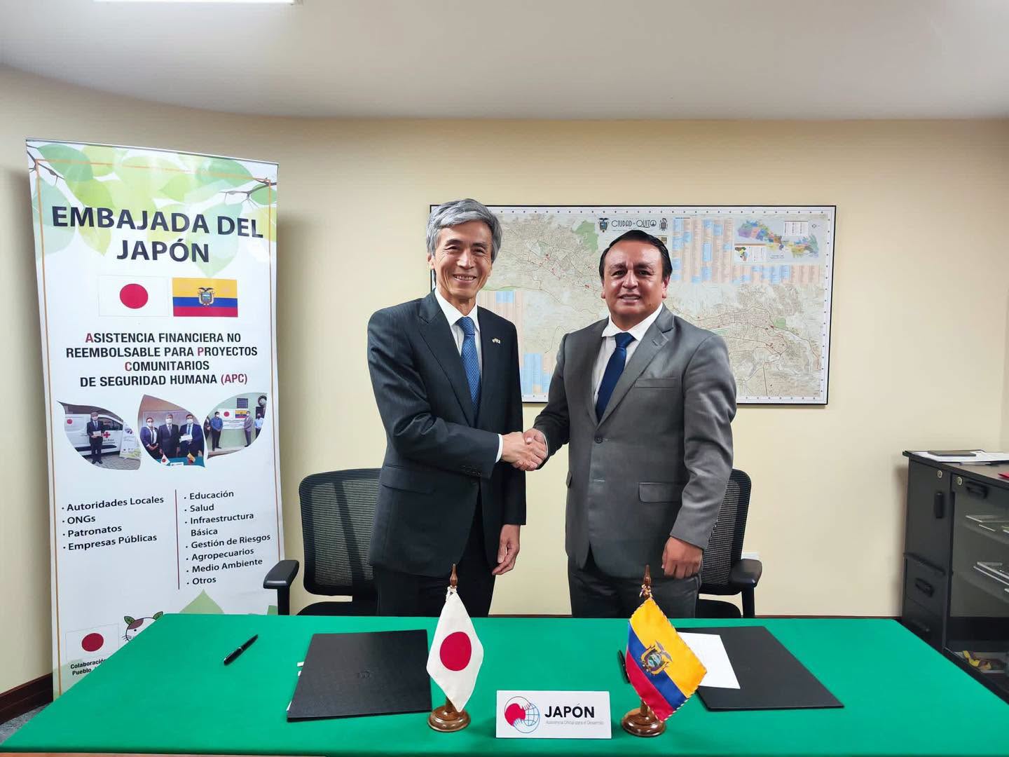 Alcalde Paulo Cantos Cañizares durante la firma realizada en la Embajada de Japón