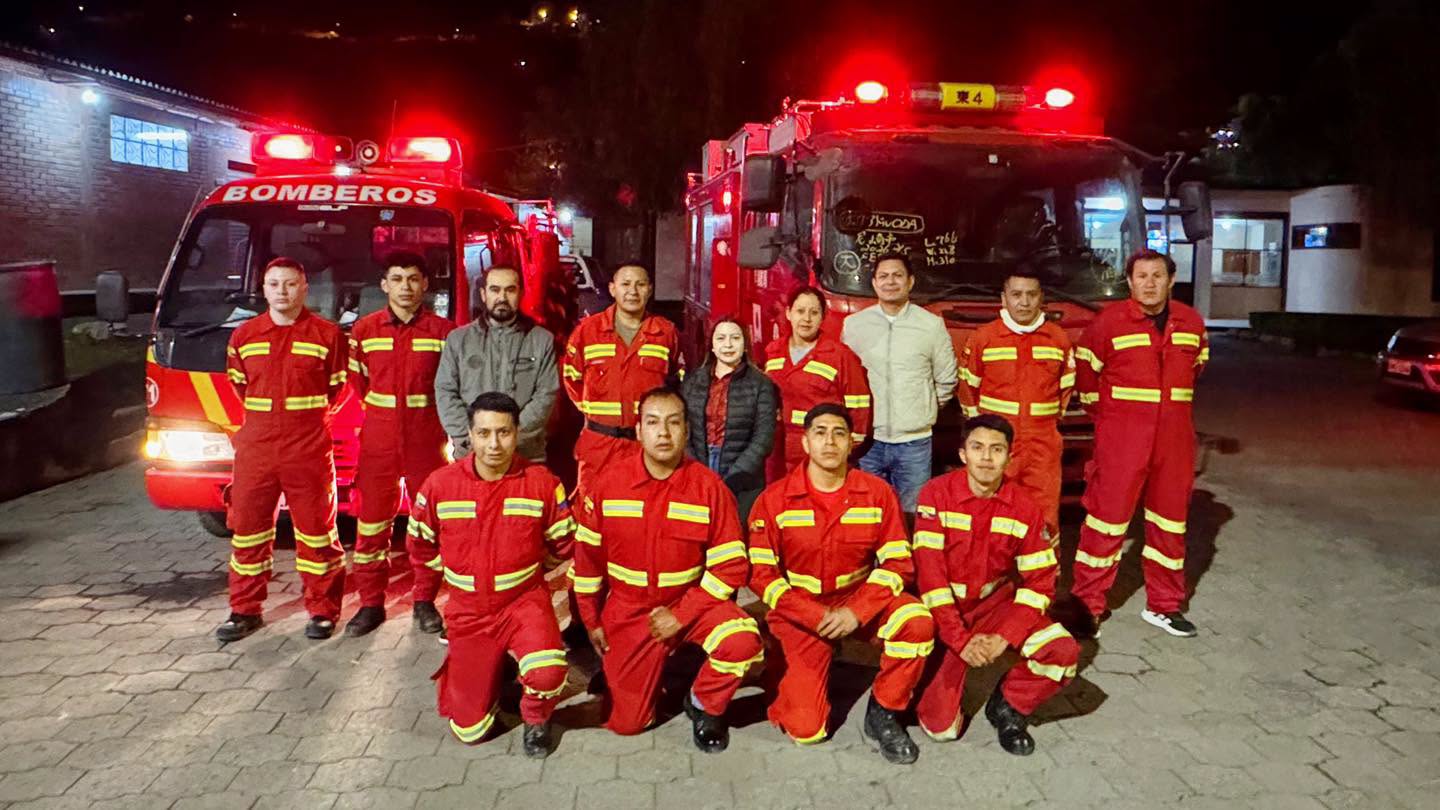 Integrantes del Cuerpo de Bomberos de Guachapala junto a autoridades