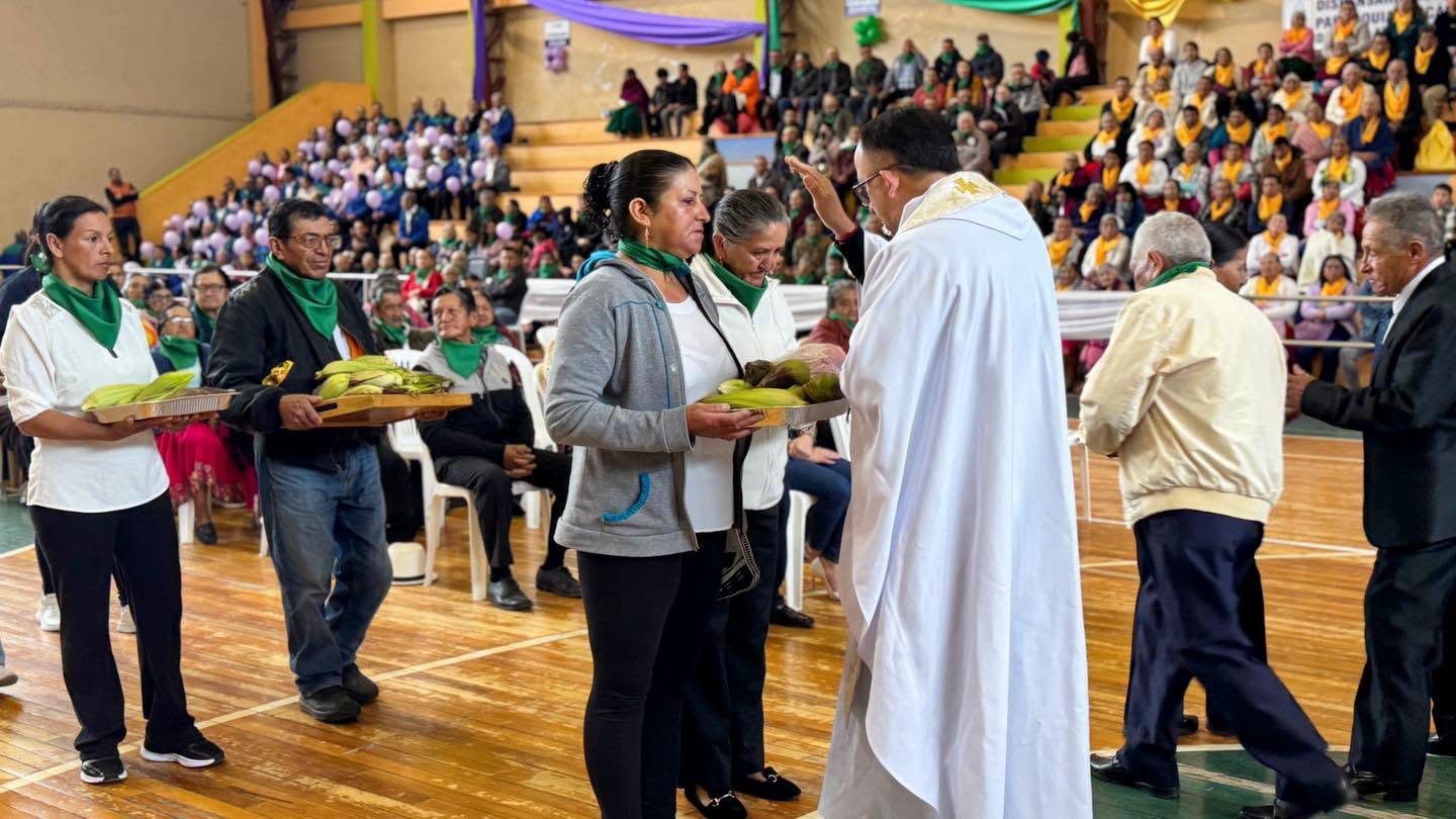 Eucaristía desarrollada durante la celebración del Día del Jubilado del Seguro Social Campesino en Guachapala
