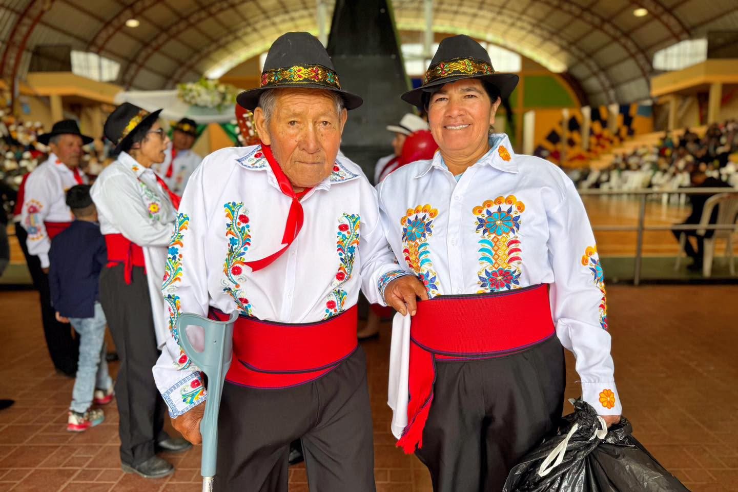 Adultos mayores preparándose para una presentación de danza durante la celebración