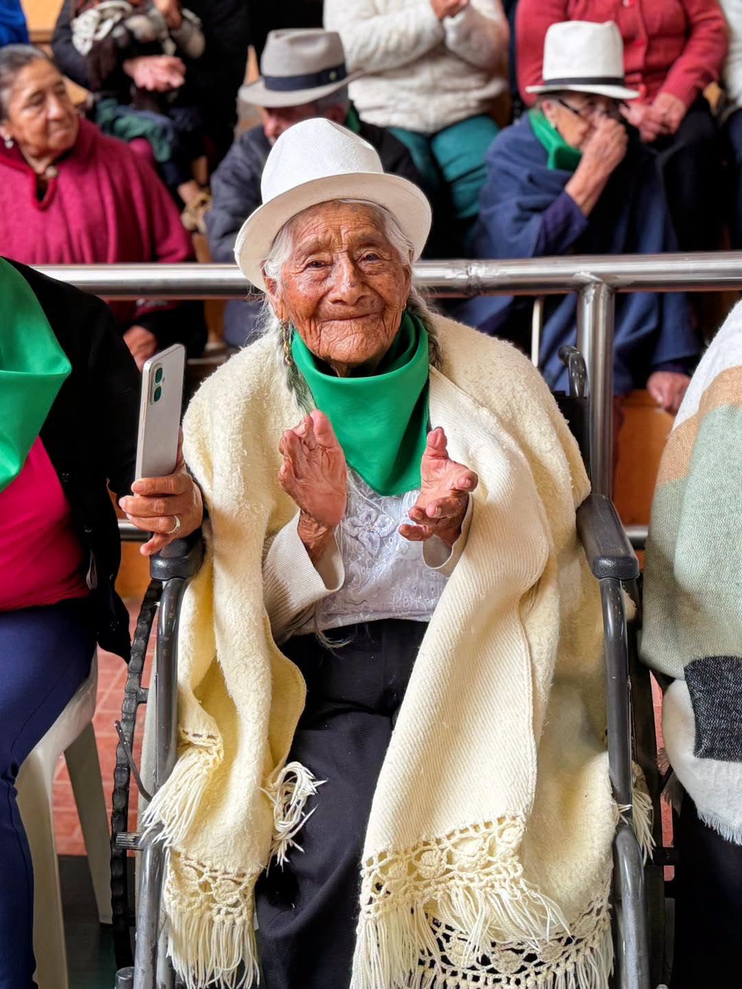 Adulta mayor disfrutando de la celebración del Día del Jubilado del Seguro Social Campesino