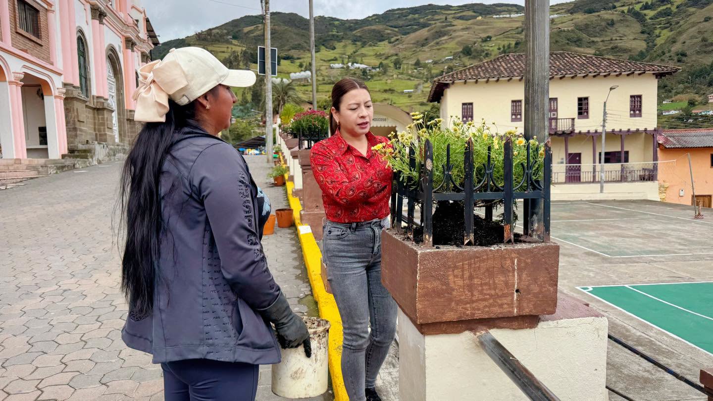 La alcaldesa subrogante Carmita Pesántez junto al personal municipal durante la siembra de plantas ornamentales